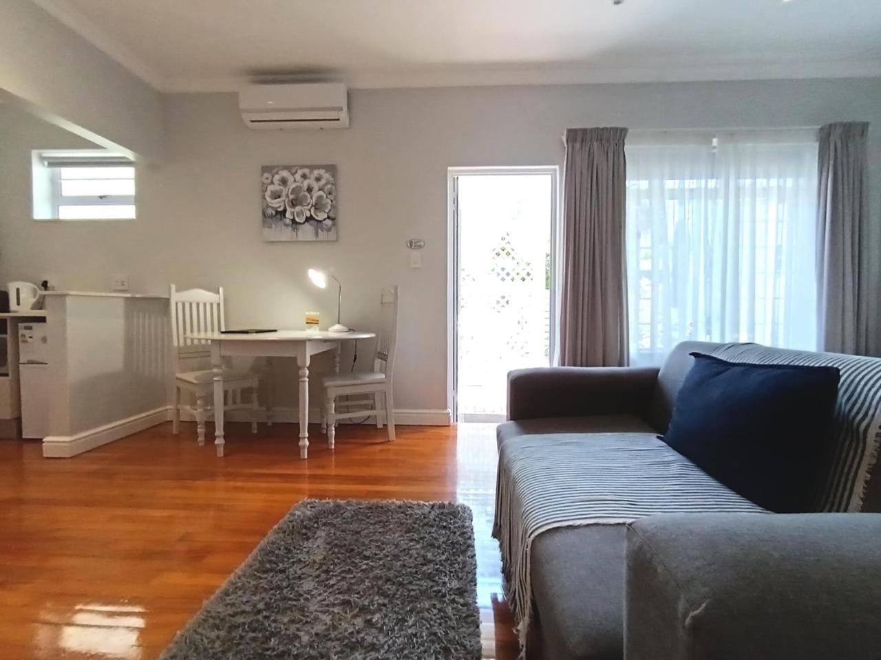 Bed and Breakfast On The Bay à Port Elizabeth Extérieur photo