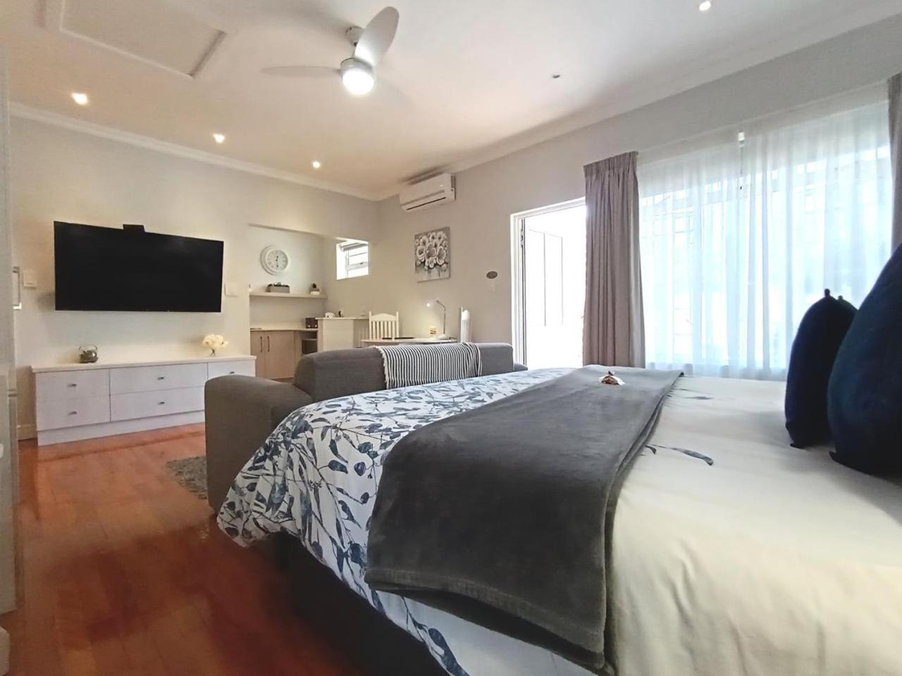 Bed and Breakfast On The Bay à Port Elizabeth Extérieur photo